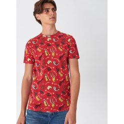 T-shirt z nadrukiem all over - Czerwony. Czerwone t-shirty męskie House, s, z nadrukiem, bez kołnierzyka. Za 49,99 zł.