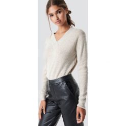 Rut&Circle Sweter z dekoltem V Erica - Beige. Brązowe swetry damskie marki Rut&Circle, bez wzorów, bez rękawów, bez kaptura. Za 121,95 zł.