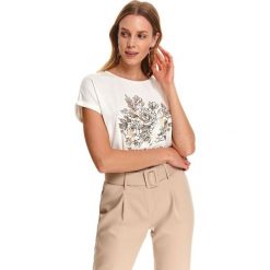 Bluzka z błyszczącym nadrukiem. Białe bluzki damskie Top Secret, z nadrukiem, z jeansu, eleganckie, bez kołnierzyka, z krótkim rękawem. W wyprzedaży za 39,99 zł.