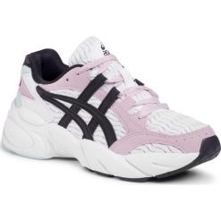 Sneakersy ASICS - Gel-Bnd 1022A186 White/Black 100. Białe półbuty damskie Asics, na co dzień, bez wzorów, ze skóry ekologicznej, bez obcasa, na płaskiej podeszwie, bez zapięcia. Za 359,00 zł.