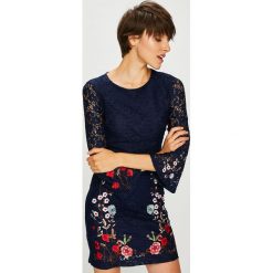 Desigual - Sukienka. Czarne sukienki damskie Desigual, na co dzień, z haftami, z elastanu, casualowe, z okrągłym kołnierzem, bez rękawów, mini, proste. W wyprzedaży za 349,90 zł.