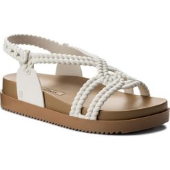 Sandały MELISSA - Cosmic Sandal + Salina 32320 Beige/White 51635. Białe klapki damskie Melissa, bez wzorów, z tworzywa sztucznego, bez obcasa. W wyprzedaży za 199,00 zł.