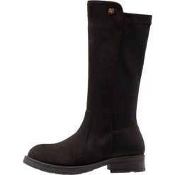 XTI Kozaki black. Czarne buty zimowe damskie marki Xti, z materiału, na wysokim obcasie. W wyprzedaży za 134,50 zł.