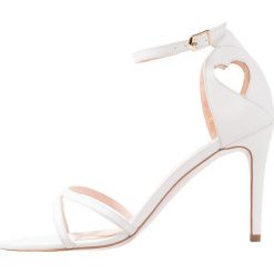 Yes I Do GLOSSY HEART Sandały na obcasie white. Białe sandały damskie marki Yes I Do, z materiału, na obcasie. Za 639,00 zł.