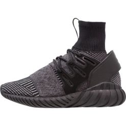 Adidas Originals TUBULAR DOOM PK Tenisówki i Trampki core black/grey four. Czarne tenisówki damskie marki adidas Originals, z materiału. W wyprzedaży za 374,50 zł.