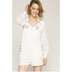 Roxy - Ogrodniczki. Białe jeansy damskie marki Roxy, m. W wyprzedaży za 179,90 zł.