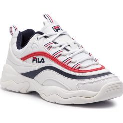 Sneakersy FILA - Ray Low Wmn 1010562.150 White/Fila Navy/Fila Red. Białe półbuty damskie Fila, ze skóry ekologicznej. W wyprzedaży za 269,00 zł.