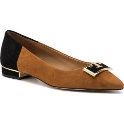 Półbuty TORY BURCH - Gigi 20Mm Pointy Toe Flat 56122 Dark Tiramisu/Perfect Black 211. Pomarańczowe półbuty damskie Tory Burch, na co dzień, bez wzorów, ze skóry, bez obcasa, na obcasie, bez zapięcia. W wyprzedaży za 739,00 zł.