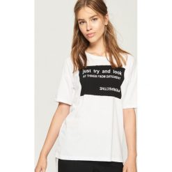 T-shirt z hasłem - Biały. Białe t-shirty damskie Sinsay, l. W wyprzedaży za 14,99 zł.