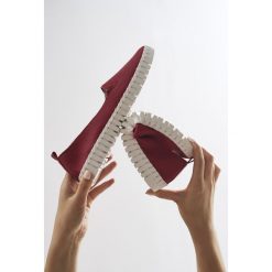 Czerwone Slip On Emollients. Czerwone mokasyny damskie Born2be, z materiału, na płaskiej podeszwie. Za 79,99 zł.