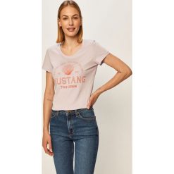 Mustang - T-shirt. Fioletowe t-shirty damskie Mustang, s, z nadrukiem, z bawełny, casualowe, z okrągłym kołnierzem. W wyprzedaży za 49,90 zł.