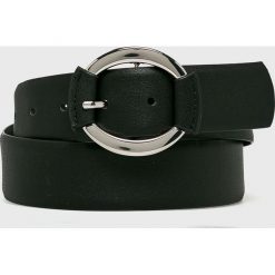 Pieces - Pasek. Czarne paski damskie Pieces, w paski, z materiału. W wyprzedaży za 49,90 zł.