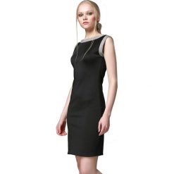 Sukienka w kolorze czarnym. Czarne sukienki damskie Donna Rossa, bez wzorów, bez kołnierzyka, bez rękawów, mini. W wyprzedaży za 139,95 zł.