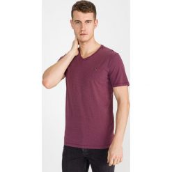 Jack & Jones Carlin Koszulka Czerwony. Czerwone podkoszulki męskie Jack & Jones, s, w paski, z bawełny, vintage, bez kołnierzyka, krótkie. Za 87,95 zł.