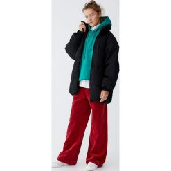 Pikowany płaszcz z rękawem raglanowym. Czarne płaszcze damskie marki Pull&Bear. Za 299,00 zł.