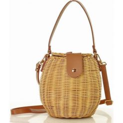 Torebka typu koszyk z naturalnych materiałów - barrel rattan beż natura. Kuferki damskie producent niezdefiniowany, w paski, z jeansu, eleganckie, bez dodatków. Za 149,00 zł.