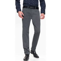 SPODNIE CHINO O KROJU SLIM. Szare rurki męskie marki Top Secret, na zimę. W wyprzedaży za 59,99 zł.