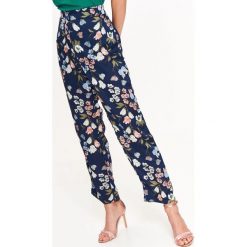 Spodnie damskie w kwiaty. Spodnie damskie Top Secret, na zimę, w kwiaty, z tkaniny, eleganckie, z podwyższonym stanem. W wyprzedaży za 39,99 zł.