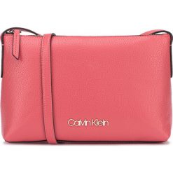 Calvin Klein Neat Cross body bag Czerwony Różowy. Różowe torebki klasyczne damskie Calvin Klein, w paski, z materiału, bez dodatków. Za 428,95 zł.