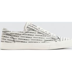 Tenisówki z napisami i haftem. Białe buty sportowe męskie Pull&Bear, z haftami, sportowe, bez zapięcia. Za 99,90 zł.