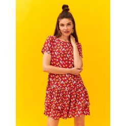 Printowana sukienka mini. Czerwone sukienki damskie na lato, w kwiaty, z tkaniny, krótkie, mini. W wyprzedaży za 69,99 zł.
