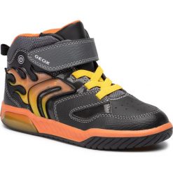 Sneakersy GEOX - J Inek B. C J949CC 0BU11 C0749 D Black/Orange. Czarne trampki chłopięce Geox, bez wzorów, ze skóry ekologicznej, bez zapięcia. W wyprzedaży za 199,00 zł.