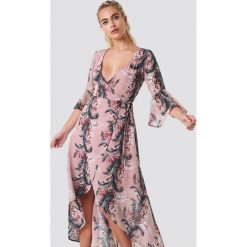Glamorous Kopertowa sukienka maxi z nadrukiem - Pink,Multicolor. Różowe długie sukienki marki Glamorous, z nadrukiem, z poliesteru, z asymetrycznym kołnierzem, asymetryczne. Za 202,95 zł.