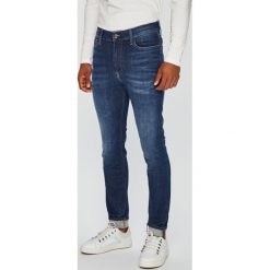 Tommy Jeans - Jeansy Simon. Niebieskie jeansy męskie marki Tommy Jeans, z elastanu. W wyprzedaży za 359,90 zł.