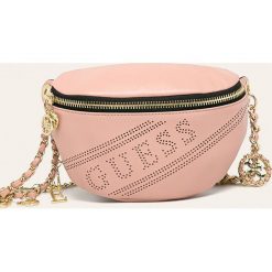 Guess Jeans - Nerka. Różowe nerki damskie Guess Jeans, w paski, z jeansu, z aplikacjami. W wyprzedaży za 299,90 zł.