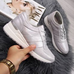 Sneakersy skórzane na koturnie srebrne Vinceza. Szare koturny damskie Vinceza, bez obcasa, na koturnie, bez zapięcia. Za 139,99 zł.