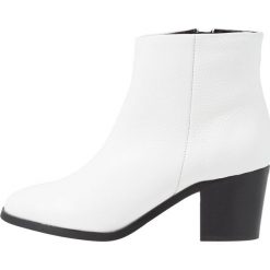 Zign Ankle boot white. Białe botki damskie marki Zign, ze skóry, bez obcasa, bez zapięcia. Za 419,00 zł.