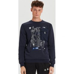 Bluza z nadrukami typu techwear - Granatowy. Niebieskie bluzy męskie Cropp, s, z nadrukiem, bez kołnierzyka, bez rękawów, bez kaptura. Za 69,99 zł.