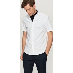 Gładka koszula slim fit - Biały. Białe koszule męskie Reserved, m, bez wzorów, bez kołnierzyka, bez rękawów. Za 99,99 zł.