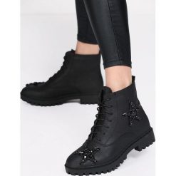 Czarne Botki Black Star. Czarne botki damskie marki Born2be, z nubiku, retro, bez obcasa, na płaskiej podeszwie, na sznurówki. Za 59,99 zł.