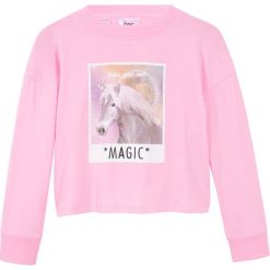 Shirt z długim rękawem i nadrukiem z motywem jednorożca bonprix jasnoróżowy kryształowy. Różowe bluzki dziewczęce bonprix, z nadrukiem, z okrągłym kołnierzem, z długim rękawem, długie, bez kaptura. Za 24,99 zł.