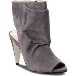 Sandały SOLO FEMME - 26417-56-I14/000-07-00 Szary. Szare klapki damskie Solo Femme, bez wzorów, ze skóry, bez obcasa, na obcasie. W wyprzedaży za 259,00 zł.