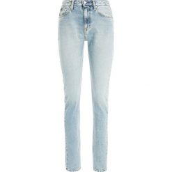 Jeansy Boyfriend Calvin Klein Jeans J20J211394. Niebieskie jeansy damskie Calvin Klein Jeans. W wyprzedaży za 329,00 zł.