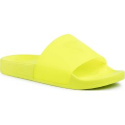 Klapki GUESS - E02Z13 BB00S FLYL. Żółte klapki damskie Guess, z aplikacjami, z tworzywa sztucznego, bez obcasa. Za 149,00 zł.