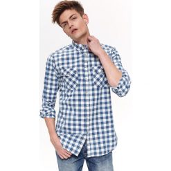 KOSZULA W KRATKĘ SLIM FIT. Niebieskie koszule męskie Top Secret, na lato, m, w kratkę, z tkaniny, bez kołnierzyka, z długim rękawem. W wyprzedaży za 89,99 zł.
