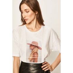Noisy May - T-shirt. Białe bluzki damskie Noisy May, s, z nadrukiem, z bawełny, casualowe, z okrągłym kołnierzem. W wyprzedaży za 79,90 zł.