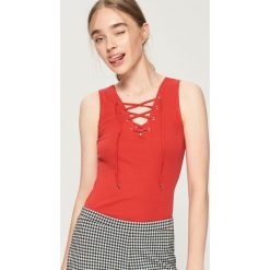 Top basic z wiązaniem - Pomarańczo. Szare topy damskie Sinsay, s, bez wzorów, bez kołnierzyka. Za 19,99 zł.