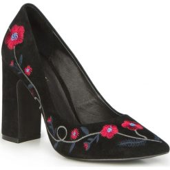 Buty damskie. Czarne czółenka damskie Wittchen, z aplikacjami, ze skóry, na wysokim obcasie, na obcasie. W wyprzedaży za 299,90 zł.