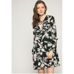 Answear - Sukienka Wild Nature. Czarne sukienki damskie ANSWEAR, na co dzień, s, bez wzorów, z poliesteru, casualowe, bez kołnierzyka, z długim rękawem, długie, mini, proste. W wyprzedaży za 79,90 zł.