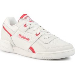 Buty Reebok - Workout Lo Plus DV6600 Chalk/Pink/Red/Rose Dust. Białe półbuty damskie Reebok, ze skóry ekologicznej. W wyprzedaży za 259,00 zł.