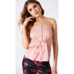 NA-KD Koszulka na ramiączkach z wiązaniem w talii - Pink. Różowe koszulki damskie marki NA-KD, na co dzień, bez wzorów, z bawełny, bez kołnierzyka, bez rękawów. W wyprzedaży za 20,47 zł.