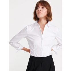 Elegancka koszula - Biały. Białe koszule damskie Reserved, bez wzorów, eleganckie, bez kołnierzyka, bez rękawów. Za 79,99 zł.