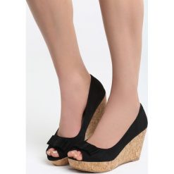 Czarne Koturny Hit The Floor. Czarne buty ślubne damskie marki Born2be, na koturnie. Za 89,99 zł.