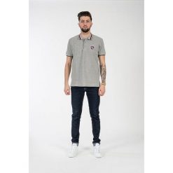 Koszulka polo w kolorze szarym. Szare koszulki męskie American College, s, z aplikacjami, z bawełny, polo, bez rękawów. W wyprzedaży za 72,95 zł.