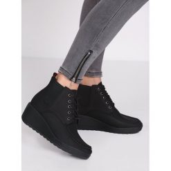 Czarne Botki On My Way. Czarne botki damskie Multu, bez obcasa, na koturnie, bez zapięcia. Za 49,99 zł.