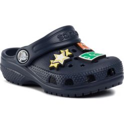 Klapki CROCS - Classic Charm Clog K 205812 Navy. Niebieskie sandały chłopięce Crocs, z tworzywa sztucznego, bez zapięcia. Za 129,00 zł.